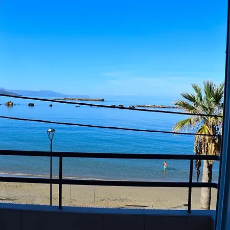 βeachfront Apartment, Next To Chania Center & Old Harbor! Апартаменты